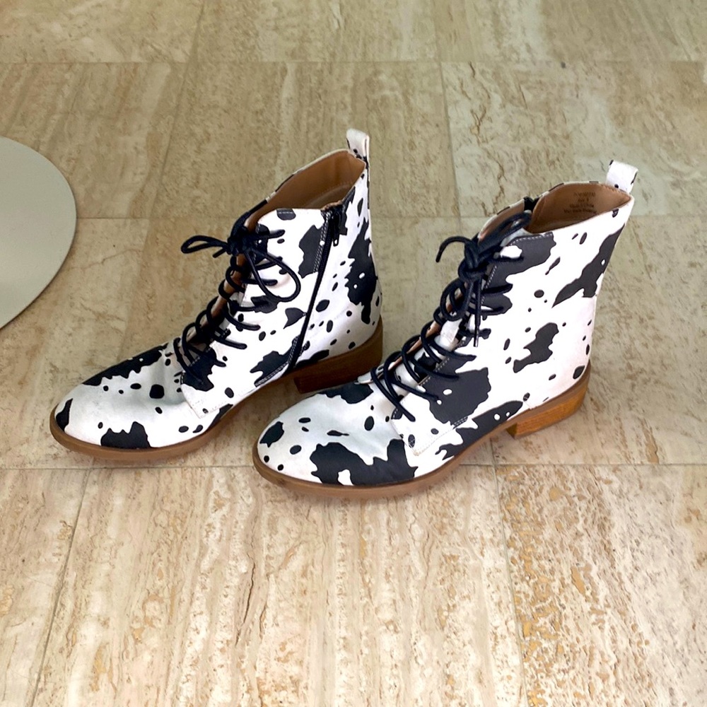 Fun cow print booties! Sz 9